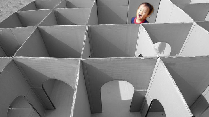 Enfant qui joue dans un labyrinthe géant